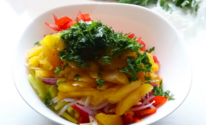 Лёгкий салат с курицей и сливой: лёгкий, сочный и необычный