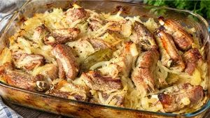 Беру лук и мясо в равных пропорциях и запекаю под фольгой: сочные свиные рёбрышки на ароматной луковой подушке