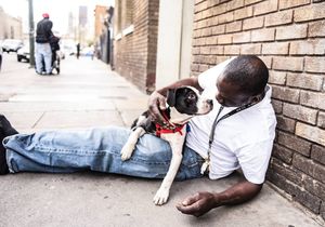 Этот человек и эта собака были бездомными, но нашли друг друга.
