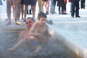 Родители, купающие детей в крещенской проруби, ненормальные