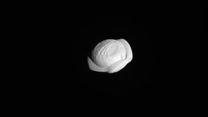 #фото | Новые снимки спутника Сатурна подтвердили, что он похож на пельмень