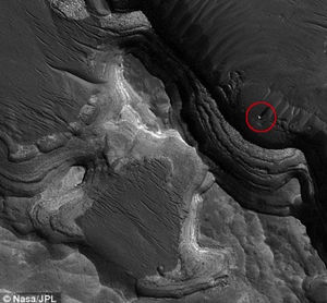 На фото с Марса обнаружили белый монолит как на спутнике Марса — Фобосе