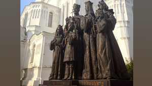 Памятник царственным страстотерпцам в Дивеевской обители