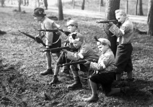 Злые Иваны поймали юного немца. 1945 г.