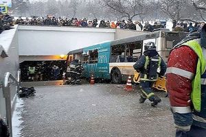 «давил людей на лету»: автобус в москве залетел в переход — 4 трупа и 15 тяжело раненых