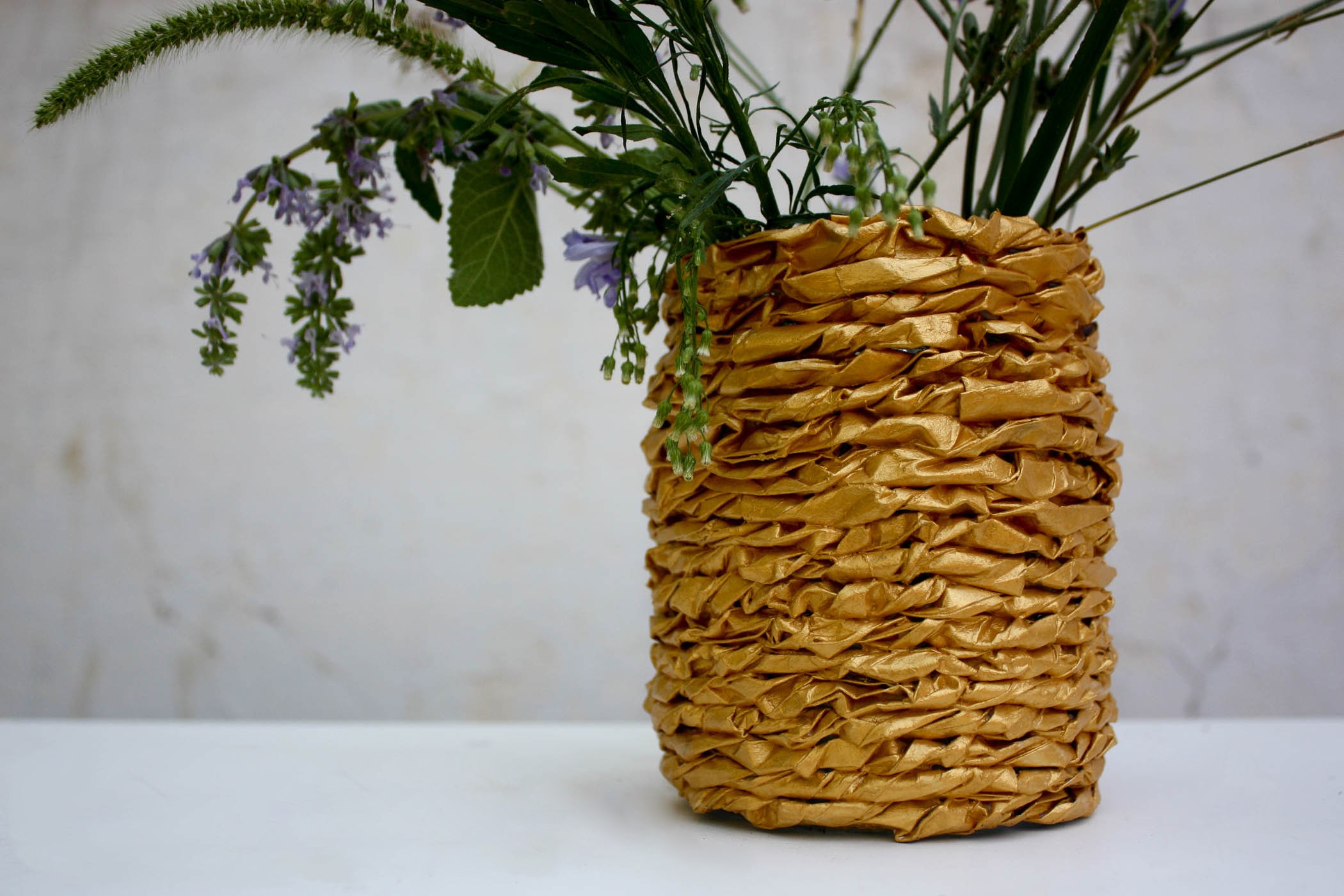 Плетеная ваза своими руками из лозы гофрированной бумаги для цветов. 1 часть-Материалы Делай Декор