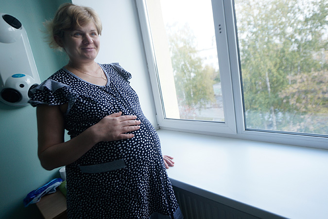 Беременная дочь раздвигает ноги перед папкой и не боится его спермы
