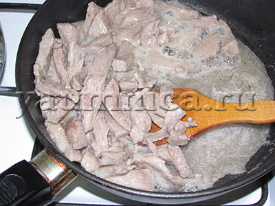 Свинина в сметанном соусе на сковороде