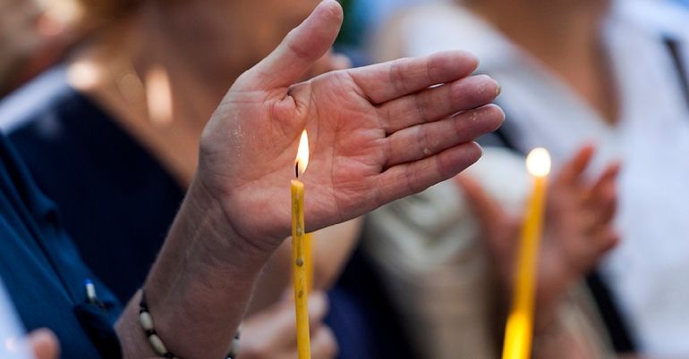 Свеча — символ молитвы. Как гасить свечи