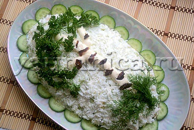 Салат «Белая береза» с курицей, грибами, оливками и солеными огурцами