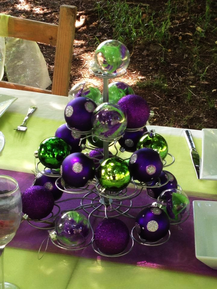 Зелено фиолетовый шар. Украшение фиолетовыми и зелеными шарами. Шары зеленые и фиолетовые. Шары зелено -фиолетовый декор. Шары салатовый и фиолетовый.