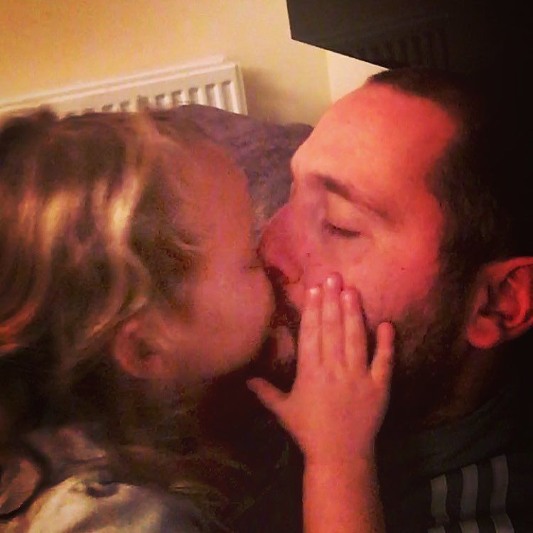 Папа отсоси русское. Папа целует дочку. Поцелуй в губы папы и дочь. Отец целует дочь. Папа целует дочку в губы.