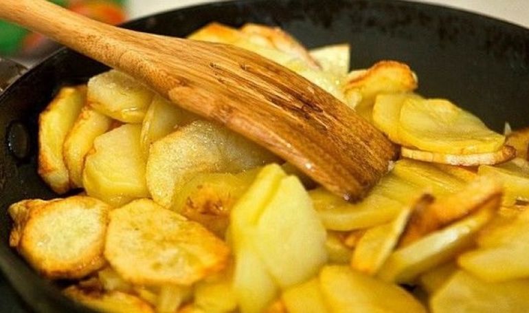 Этот лайфхак поможет, чтобы картошка при жарке не прилипала к сковородке