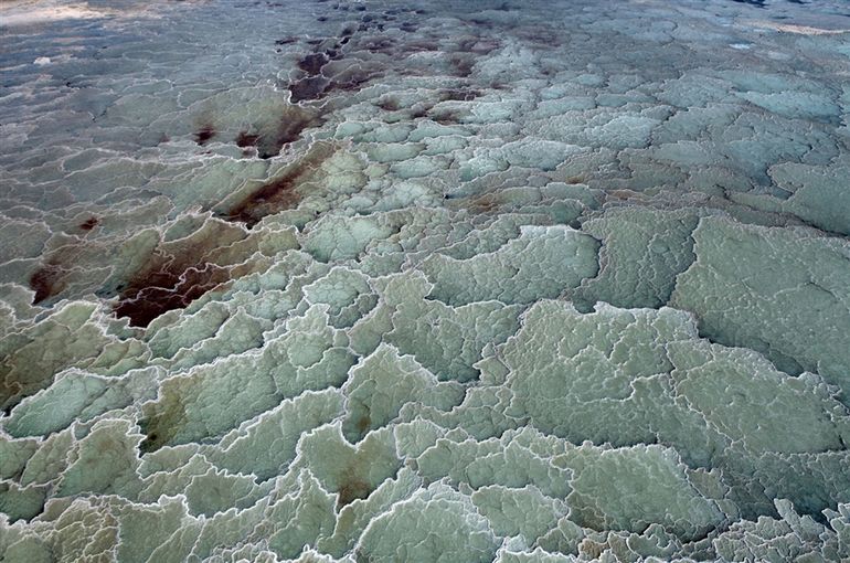 Мертвое море самая низкая. Впадина мертвого моря. Впрадина мертвового моря. Впадина мертвого моря глубина. Мертвое море чудеса природы.