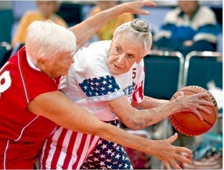 Дедушка играет в футбол. Баскетбол старики. Старики спортсмены. Бабушка играет в баскетбол. Играть в баскетбол.