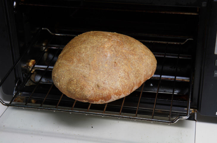 Сколько времени печь хлеб в духовке. Выпечка хлеба в духовке. Хлеб на противне в духовке. Выпечка хлеба в электродуховке. Домашний хлеб на противне в духовке.