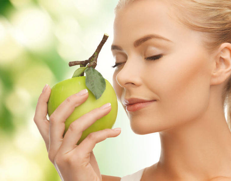 Запах яблок какой. Девушка с зеленым яблоком. Девушка нюхает фрукты. Аромат яблок. Запах яблока.