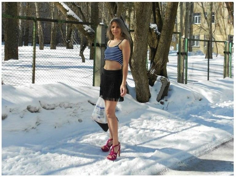 Женщина ходит всю зиму в летней одежде в тольятти