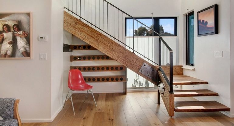 Какая лестница занимает меньше места в доме, сделать удобную лестницу если мало места, компактная лестница