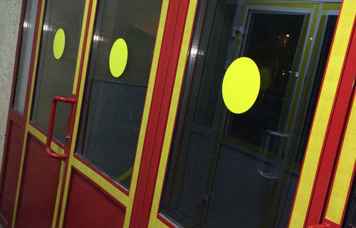 Что значит желтый круг. Круги для слабовидящих на дверь. Желтая полоса на двери для слабовидящих. Кружки на дверях для слабовидящих. Желтый круг на двери для слабовидящих.