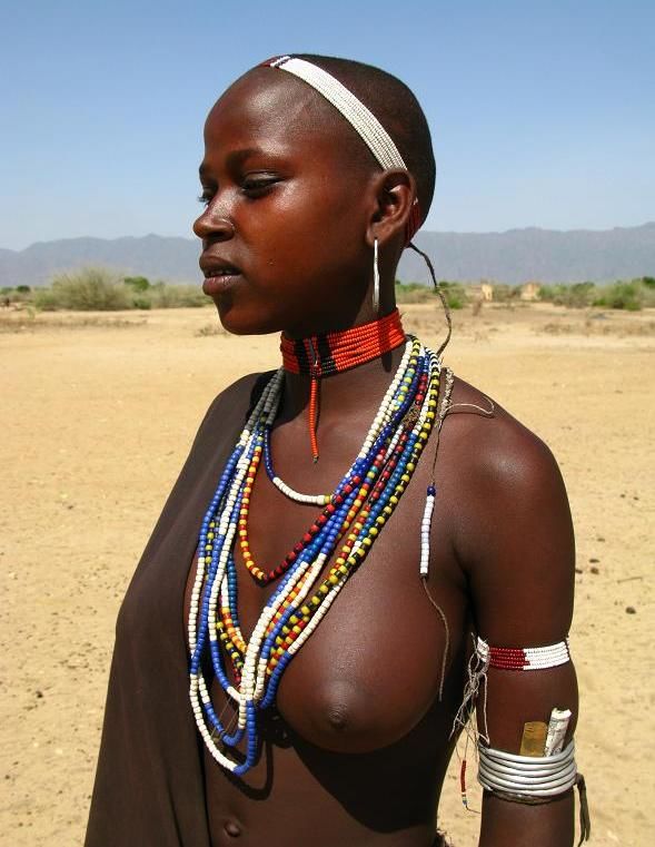 Будни африканского народа динка: женщины, не признающие одежду, побежденный...