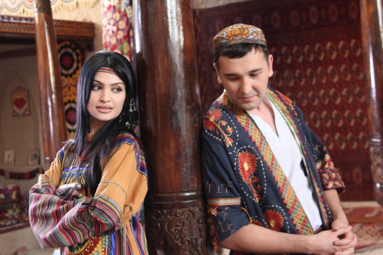 Со мной узбекский. Паризода Шерматова. Узбекские женщины. Современные узбеки. Узбекская пара в национальной одежде.