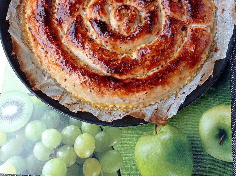 Пошаговый рецепт приготовления: Яблочный пирог из дрожжевого слоеного теста