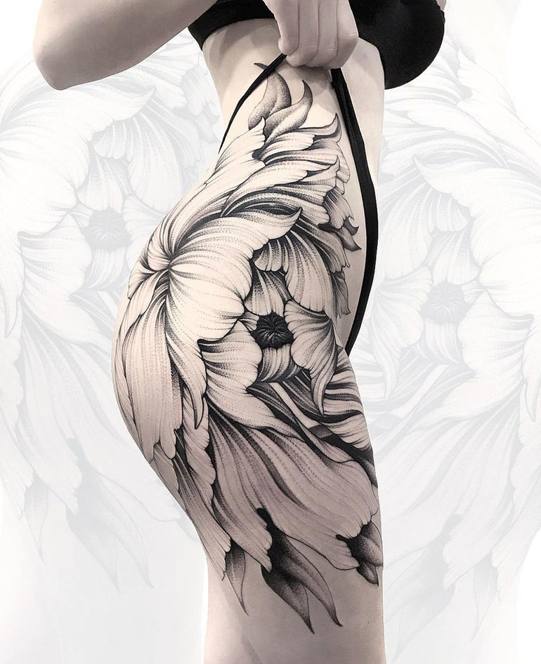 Топ наиболее популярных откровенных татуировок у женщин