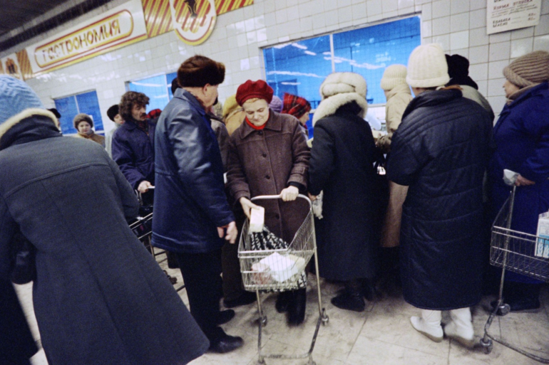 Декабрь 1990. В 90 года очередь в универсаме. Россия 1990. СССР 90-Е фото. 90 Е годы фото.