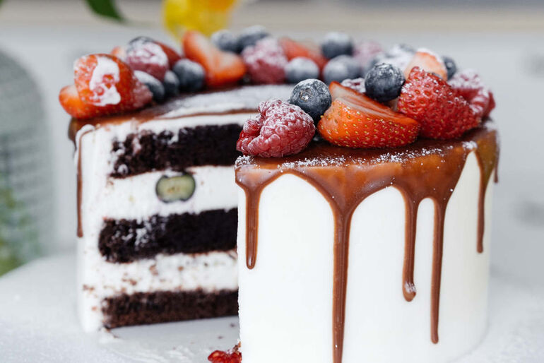 Украшение кремом торта для девушки | Decorating a cake with cream for a girl | Торт на 18 лет