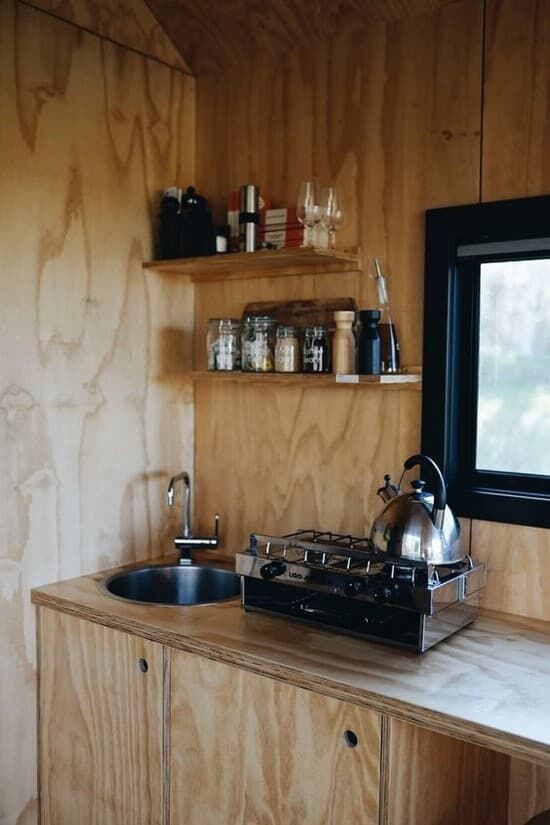 Чудесные идеи функциональных кухонь для маленьких дачных домиков
