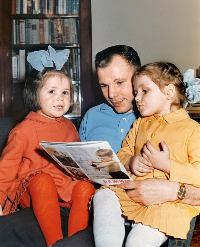 Гагарин с семьей фото. Галя Гагарина дочь Юрия. Семья ю а Гагарина. Жена Юрия Гагарина. Дочь Юрия Гагарина фото.