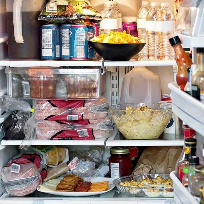 Холодильник с едой. Хранение продуктов. Хранение в холодильнике. Холодильник с продуктами. Лапша в холодильнике