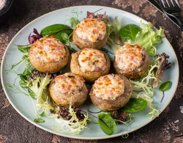 Фаршированные шампиньоны: простая закуска с ностальгическим вкусом