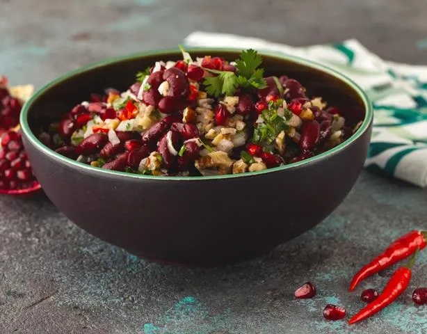 Салат с грузинским характером: курица, фасоль и гранат