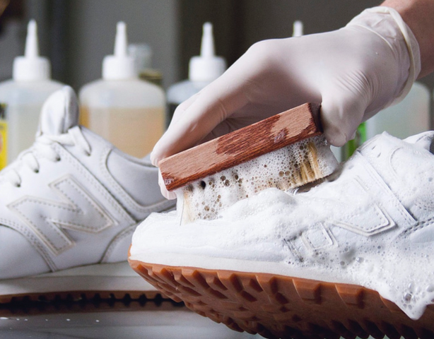 Как правильно стирать белые и светлые кроссовки, чтобы они не пожелтели