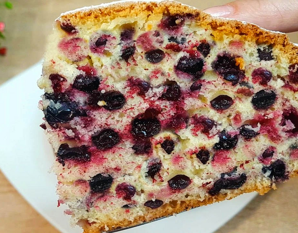 Простой пирог с замороженными ягодами к чаю