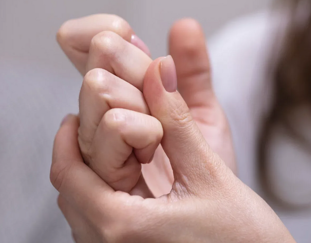 Почему хрустят пальцы и опасно ли это на самом деле