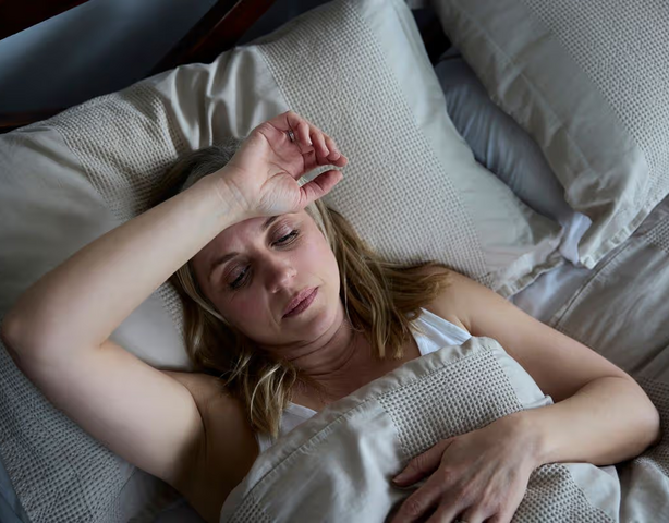 Почему человек сильно потеет ночью: основные причины и когда стоит обратиться к врачу