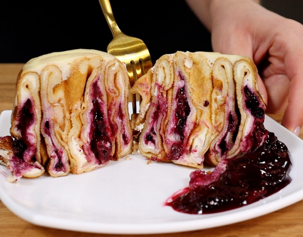 «Царские блины» с творогом и ягодами в сметанной заливке. Нежнее не придумаешь!