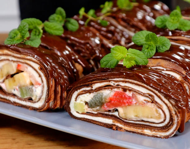 Блинный шоколадный рулет с фруктами – лучший десерт на Масленицу!