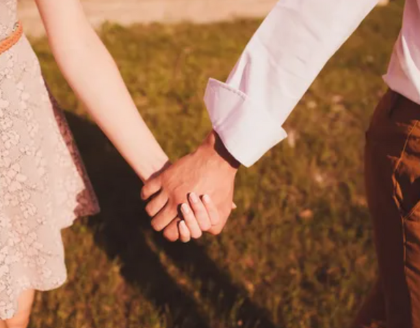 8 признаков, что вы нравитесь парню — даже если он об этом не говорит