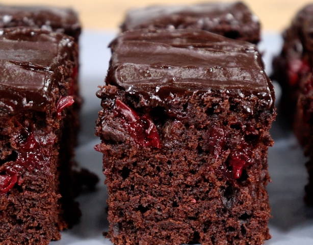 Шоколадный пирог с вишней без яиц и молока