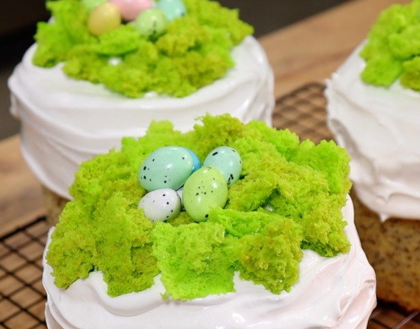 Пасхальный декор за 5 минут: украшаем куличи «лесным мхом»