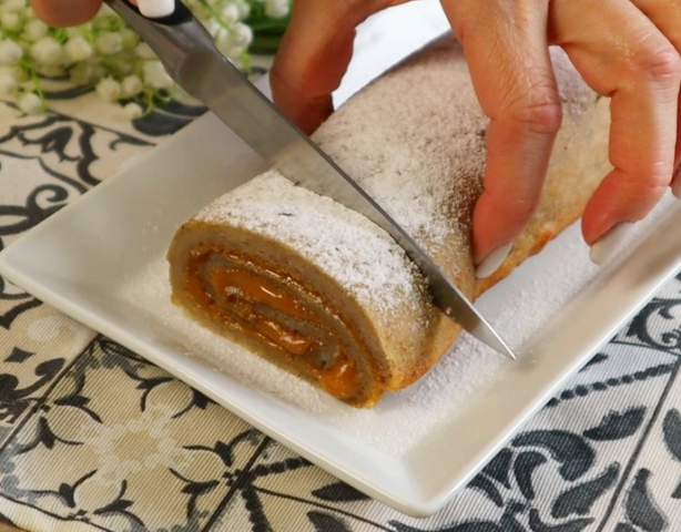 Банановый рулет за 15 минут без яиц и сахара: быстрый десерт из простых ингредиентов