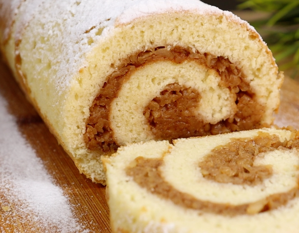 Забудьте про шарлотку – самый ленивый яблочный рулет. Просто вылейте тесто на яблоки