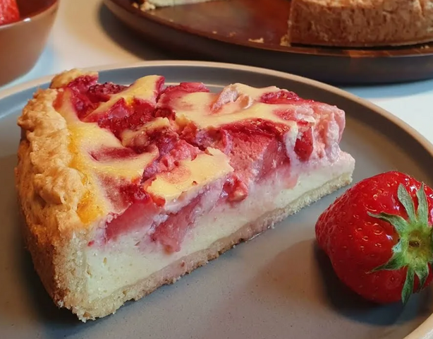 Нежный творожный пирог с клубникой и сметанным кремом