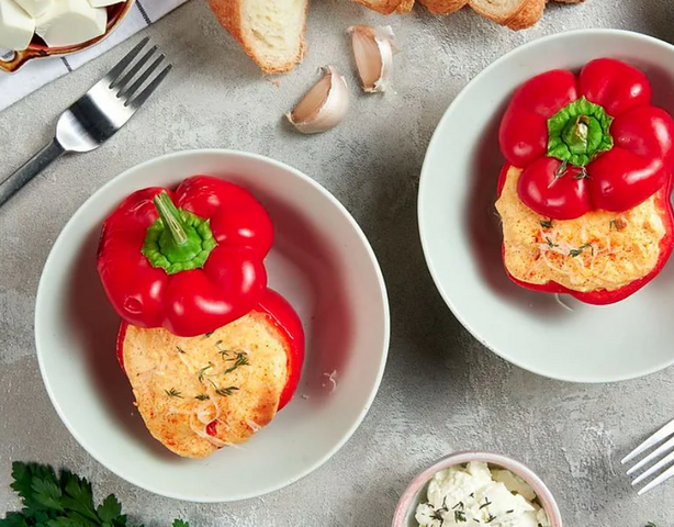 Болгарский фаршированный перец с брынзой и яйцом: простой рецепт для завтрака или лёгкого ужина
