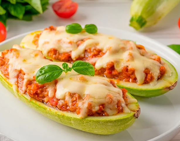 Лодочки из цукини с фетой и овощной начинкой: простой летний рецепт без мяса