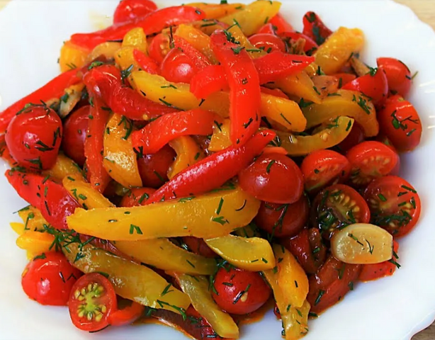 Запечённый перец с оливками и зеленью: простая закуска, которую хочется готовить всё лето